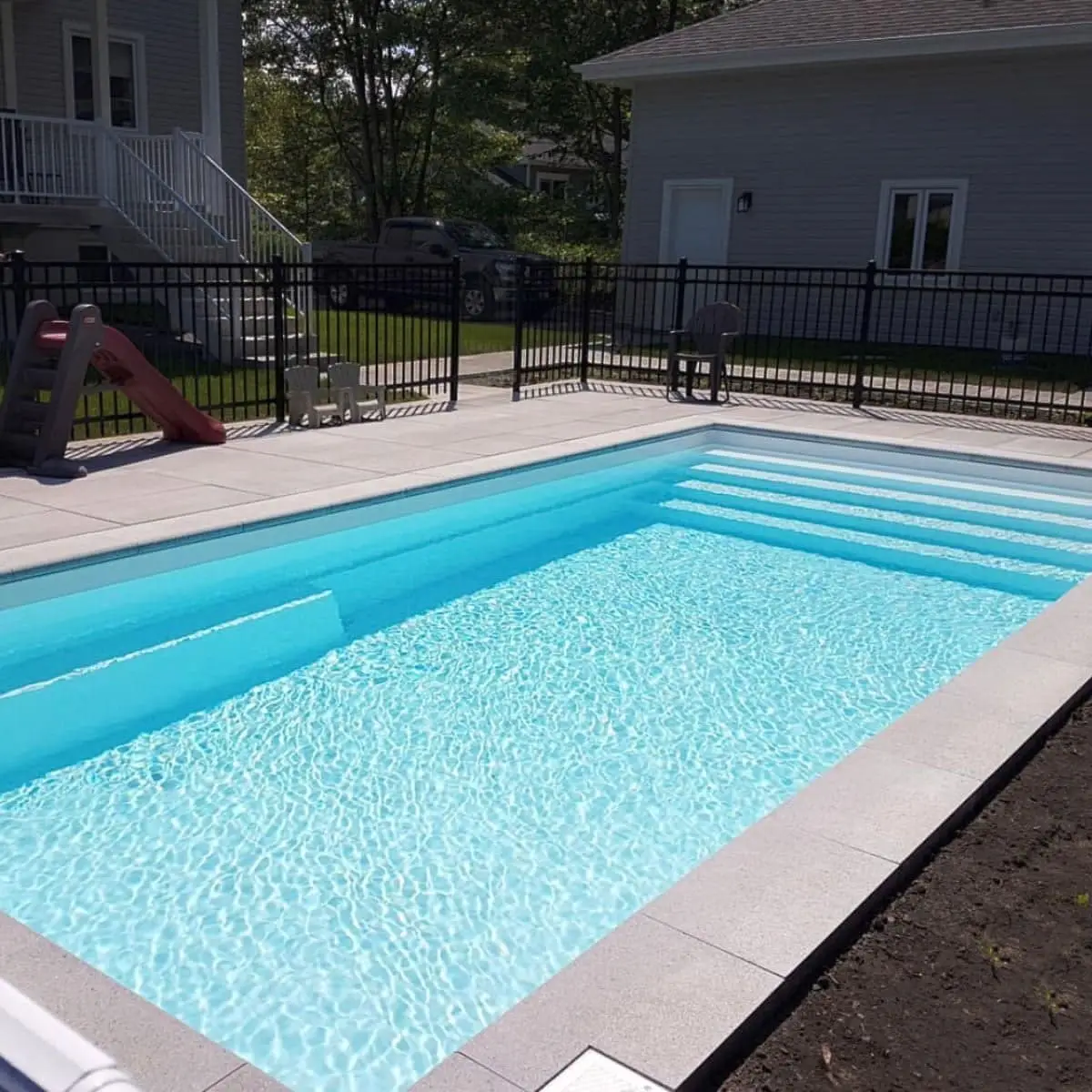 Piscine creusée en fibre de verre dans la cour | Piscines Nautika